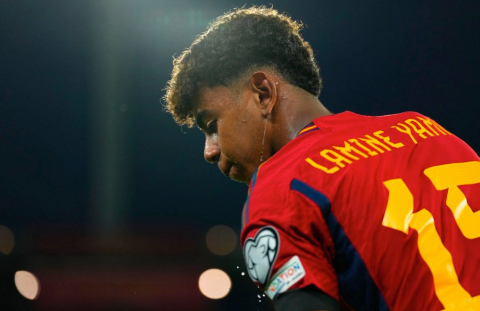 热火与公牛比赛因场地湿滑推迟开球：联合中心地板湿气导致开球时间大幅延后