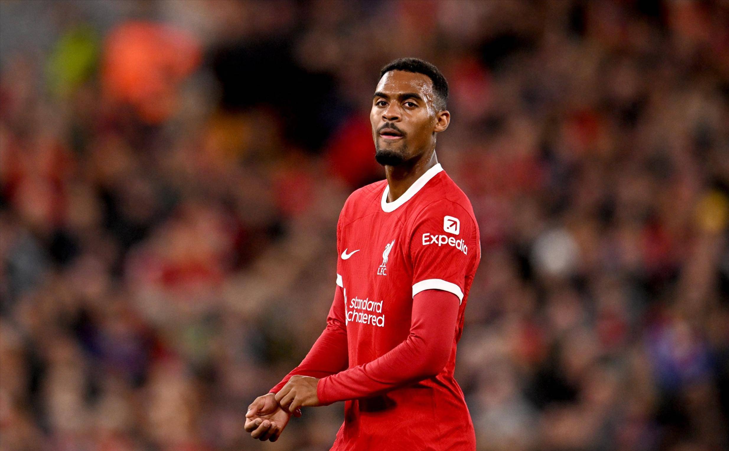 被追着打！王睿泽1分钟连续出现犯规 累计3次犯规被换下场