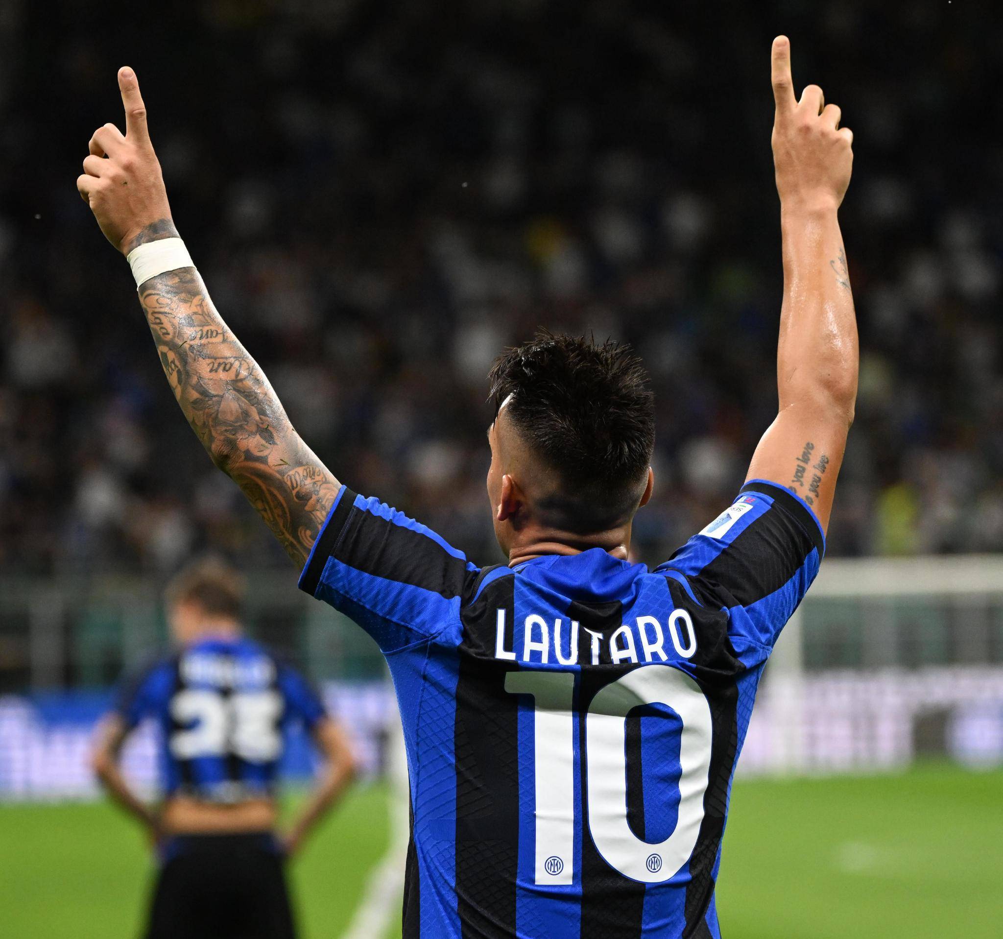 胜同曦更衣室 邱彪克里斯通道迎接全队